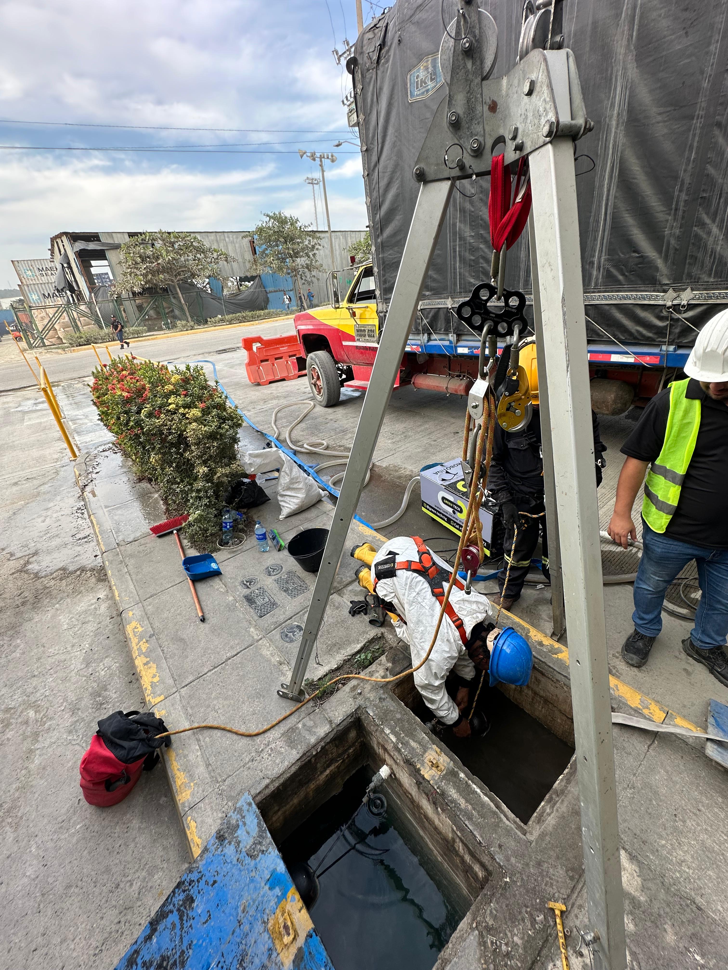 Desinfección profesional de espacios comerciales eliminando bacterias y virus