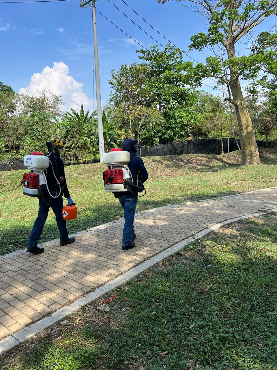 Técnico realizando fumigación integral contra plagas en residencia de Cartagena